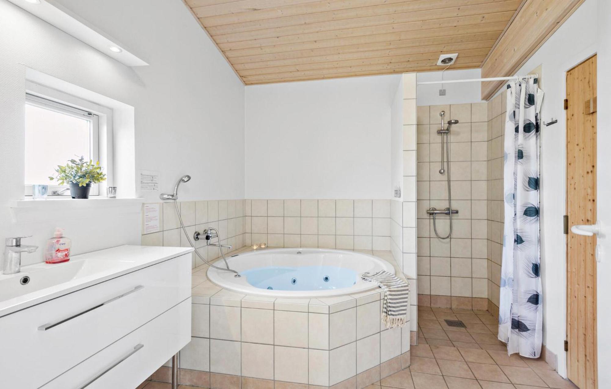 4 Bedroom Nice Home In Fåborg Exteriér fotografie